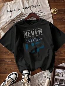 "NEVER GIVE UP" T-Shirt In A Dynamic Style.  Short-Sleeved T-Shirt For Spring And Summer 2026, Made In Mexico, 180 Grams. Cartoon Print, Couple Design, Suitable For Indoor Or Outdoor Wear. Crew Neck, Unisex, Ideal For The Office And Leisure. One-Pack. - BK-P631577SLNDXZGY527 - 查看 4