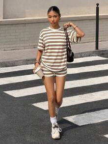 2026   Set de 2 piezas de outfit casual de camiseta de manga corta a rayas negras y blancas con pantalones cortos - Blanco - Ver 3