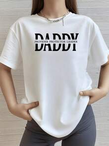 Texto grande que muestra la palabra DADDY con las frases Provider Protector Leader simboliza fortaleza cuidado liderazgo y confianza camiseta de mujer casual moderna cómoda para uso diario - Blanco - Ver 1