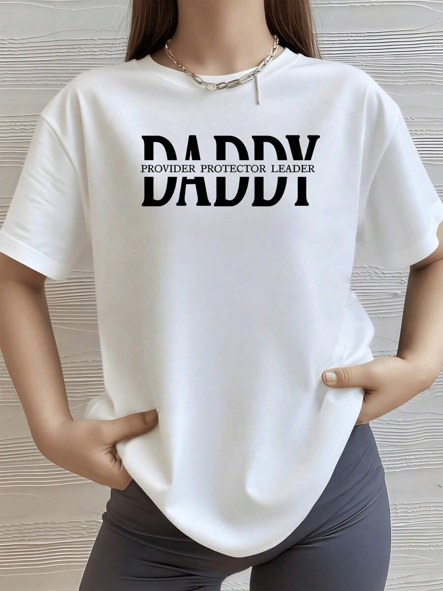 Texto grande que muestra la palabra DADDY con las frases Provider Protector Leader simboliza fortaleza cuidado liderazgo y confianza camiseta de mujer casual moderna cómoda para uso diario - Blanco - Ver 1