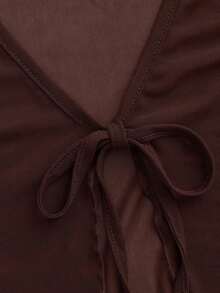 Top de malla con mangas acampanadas, abertura frontal con nudo, y ribete de lechuga.Top casual de mujer de ajuste regular, con cuello en V, mangas acampanadas con volante, y efecto colorblock en negro.Prenda de mujer sencilla para primavera/o - Café integral - Ver 3