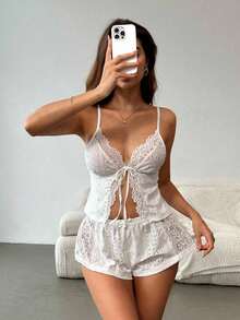 El traje de encaje negro de la señora es tanto romántico como sexy.Es adecuado para fiestas y también se puede usar para combinaciones de ropa de temporada.Combina materiales de punto y encaje y tiene un lazo en la cintura.Este es un conjunto de - Blanco - Ver 5