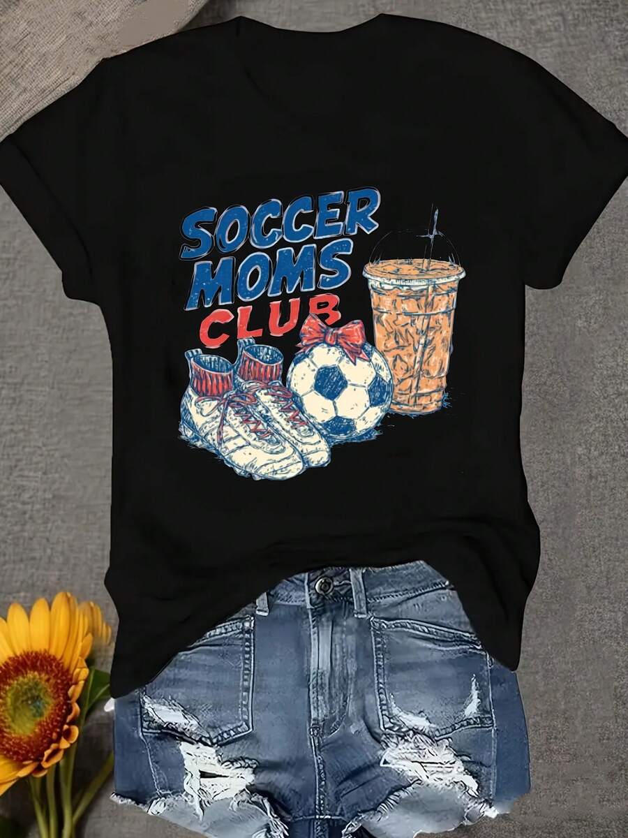 Playera blanca con diseño "Soccer Moms Club", ideal para mamás de futbolistas, con zapatos, balón y café. - Negro - Ver 1