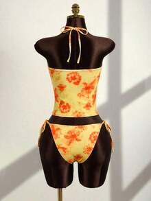 Conjunto de bikini de dos piezas con estampado floral tropical, parte superior tipo bandeau con tirantes atados y detalles de encaje para mujer, ideal para vacaciones de verano y playa - amarillo ganso - Ver 2