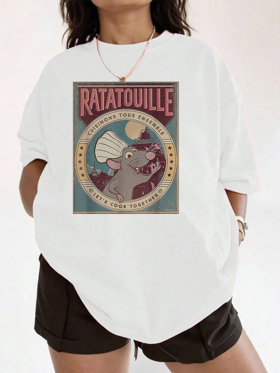 The Print Shows A Cheerful Chef Rat Holding A Spoon Under The Moon, Symbolizing Creativity, Passion For Cooking, And Teamwork, Inspiring People To Share Fun Gastronomic Moments. This Comfortable And Stylish Women's Casual Short-Sleeved T-Shirt Is Perfect For A Casual Look. - 白色 - 查看 1