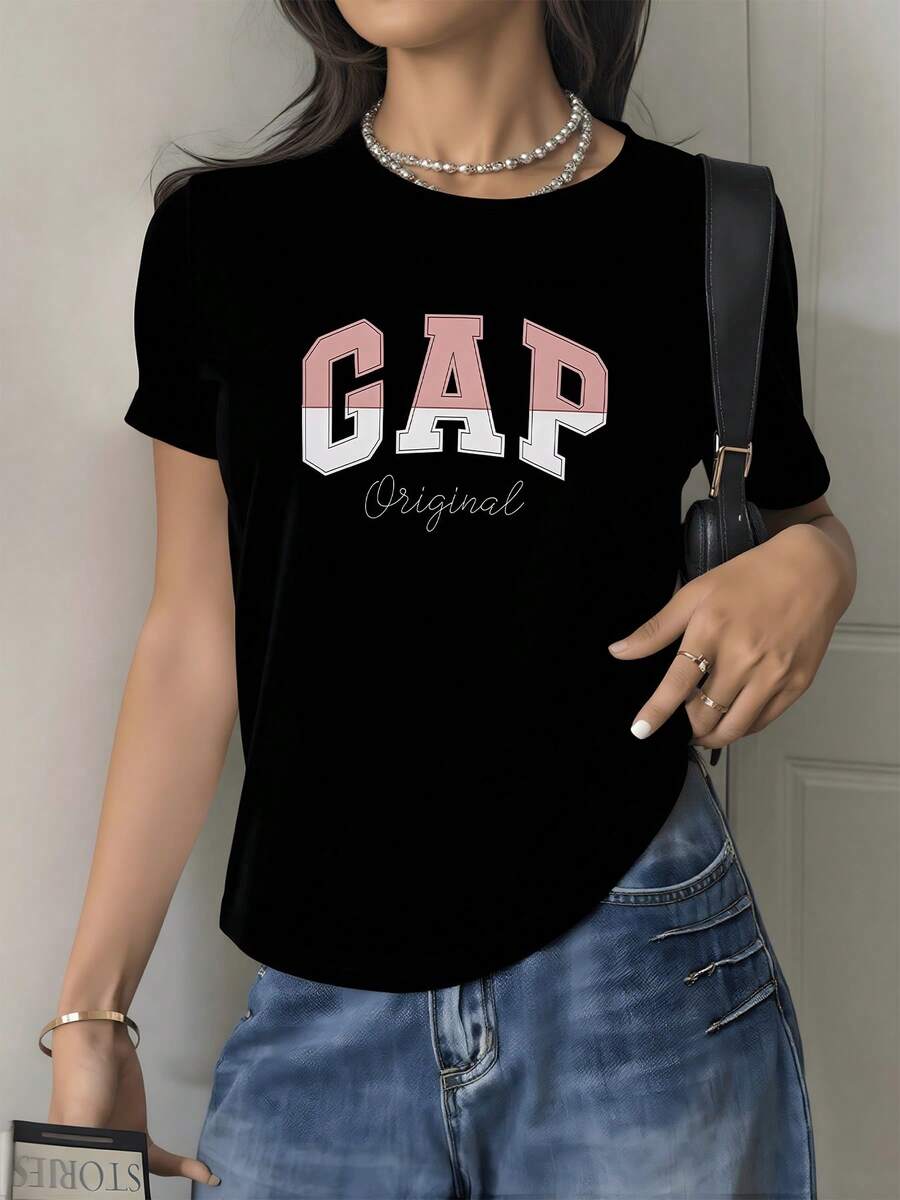 Letras grandes en tonos pastel transmiten energía juvenil y confianza con tipografía universitaria que refleja un espíritu libre moderno y auténtico camiseta de mujer casual cómoda para uso diario - Negro - Ver 1