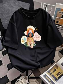 Ilustración de dos chicas abrazadas celebrando la graduación con flores coloridas y símbolos de amistad y logro personal camiseta de mujer  casual cómoda para uso diario y regalo especial - Negro - Ver 2