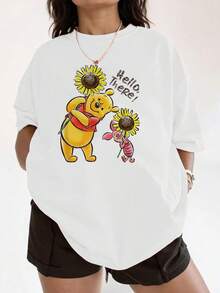 Two Adorable Friends Holding Large Sunflowers Symbolize Joy And Pure Friendship With Warm Colors That Convey Positive Energy And Tenderness. This Comfortable And Soft Women's T-Shirt Is Ideal For Everyday Casual Wear. - 白色 - 查看 1