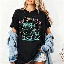 Camiseta Casual de Corte Holgado para Mujer con Estampado "See You Later Alligator", Transpirable y Cómoda, de Manga Corta y Cuello Redondo, con un Lindo Dibujo de Cocodrilo con Gafas de Sol, de Algodón Suave, Perfecta para Uso Diario y Estilo Urbano Divertido con Animales. - Negro - Ver 7