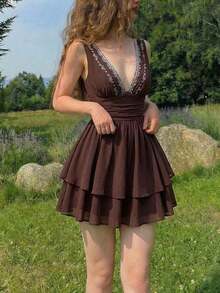 MOD Vestido corto sin mangas con cuello en V profundo, cintura fruncida y bordado floral de patchwork para mujer - Marrón - Ver 1