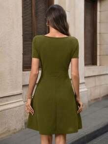 Vestido mini elegante y chic de mujer con unicolor, decoración de botones y encaje en la cintura, para el verano - Verde militar - Ver 2