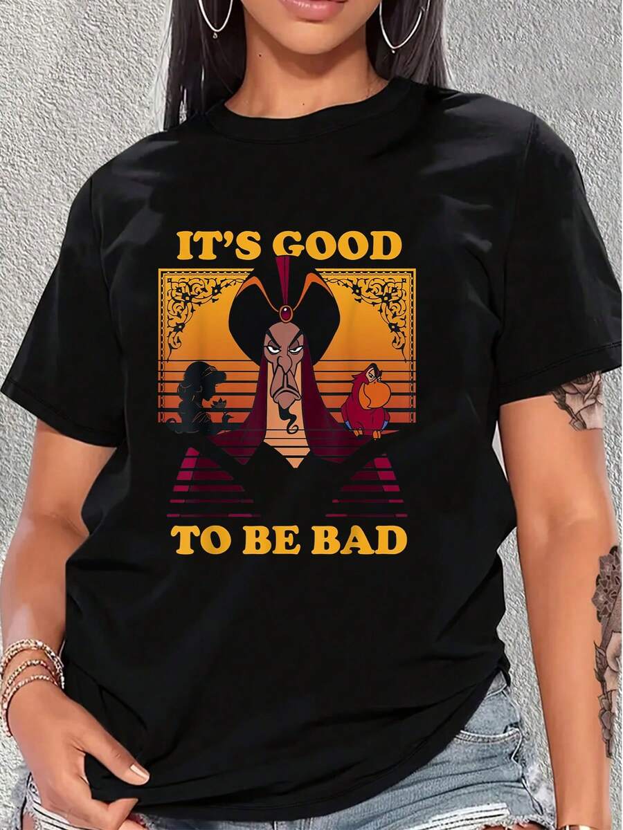 Ilustración que muestra a un personaje con mirada desafiante frente a un fondo cálido que evoca poder y misterio con la frase positiva sobre aceptar el lado rebelde camiseta de mujer casual cómoda y moderna para uso diario - Negro - Ver 1