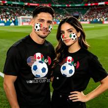 Couple Football Pattern T-Shirt, 100% Cotton, Loose Fitting, Soft And Breathable, Casual Round Neck Short Sleeved Top World Cup 2026 Usa Canada Mexico Printed Patterns, Dating, Leisure Travel, Gatherings, Simple Cartoon Printing Style, High Cost-Effectiveness Suitable For Watching Live Sports Games, - 黑色 - 查看 1