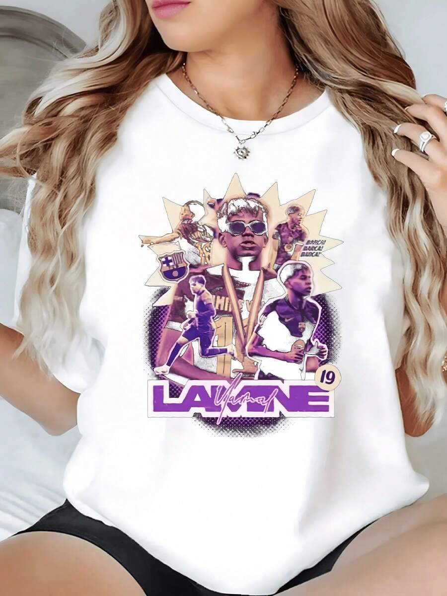 Players In Action With Vibrant Energy Symbolizing The Passion For Sport And Contemporary Female Strength, Reflecting Movement And A Positive Attitude. A Modern, Comfortable, Casual Women's T-Shirt For Everyday Wear. - 白色 - 查看 1