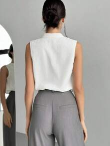 Blusa de cuello en V elegante y chic para oficina con diseño simple y detalles femeninos, blusas sin mangas - Blanco - Ver 3