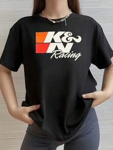 Large Letter Graphic In Shades Of Red, Orange, And White Symbolizing Strength, Speed, And Freedom, Inspired By A Passion For Modern Competition. Comfortable And Versatile Casual Women's T-Shirt - 黑色 - 查看 1