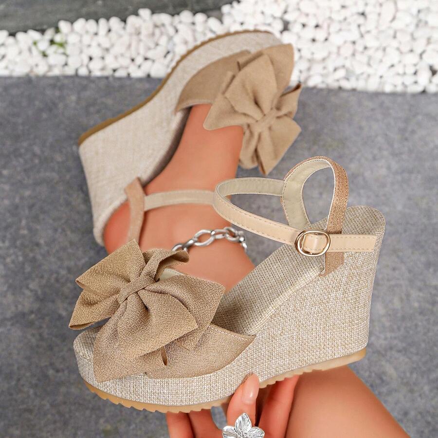 Mẫu sandal đế xuồng cao gót, hở mũi, quai hậu mới mùa hè 2026 dành cho nữ, sandal cao gót một mảnh với khóa cài và nơ phối màu thời trang.