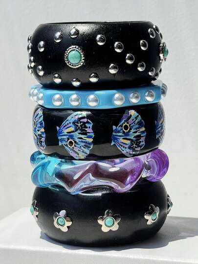 Pulsera con estampado de flor, perla, concha y remaches metálicos en azul y morado teñido, accesorio de verano para la playa