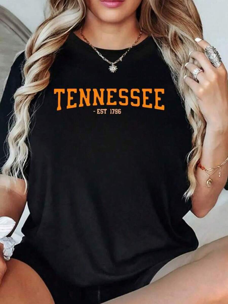 The Word TENNESSEE In Large Letters Symbolizes College Spirit And Pride In American History Since 1796, Reflecting Strength And Modern Tradition. Women's T-Shirt, 100% Cotton, Comfortable And Casual - 黑色 - 查看 1