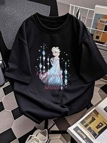 Ilustración que representa a una majestuosa reina de hielo rodeada de cristales brillantes y copos de nieve que simbolizan elegancia y poder en un mundo invernal mágico camiseta de mujer  cómoda y suave ideal para uso casual - Negro - Ver 2