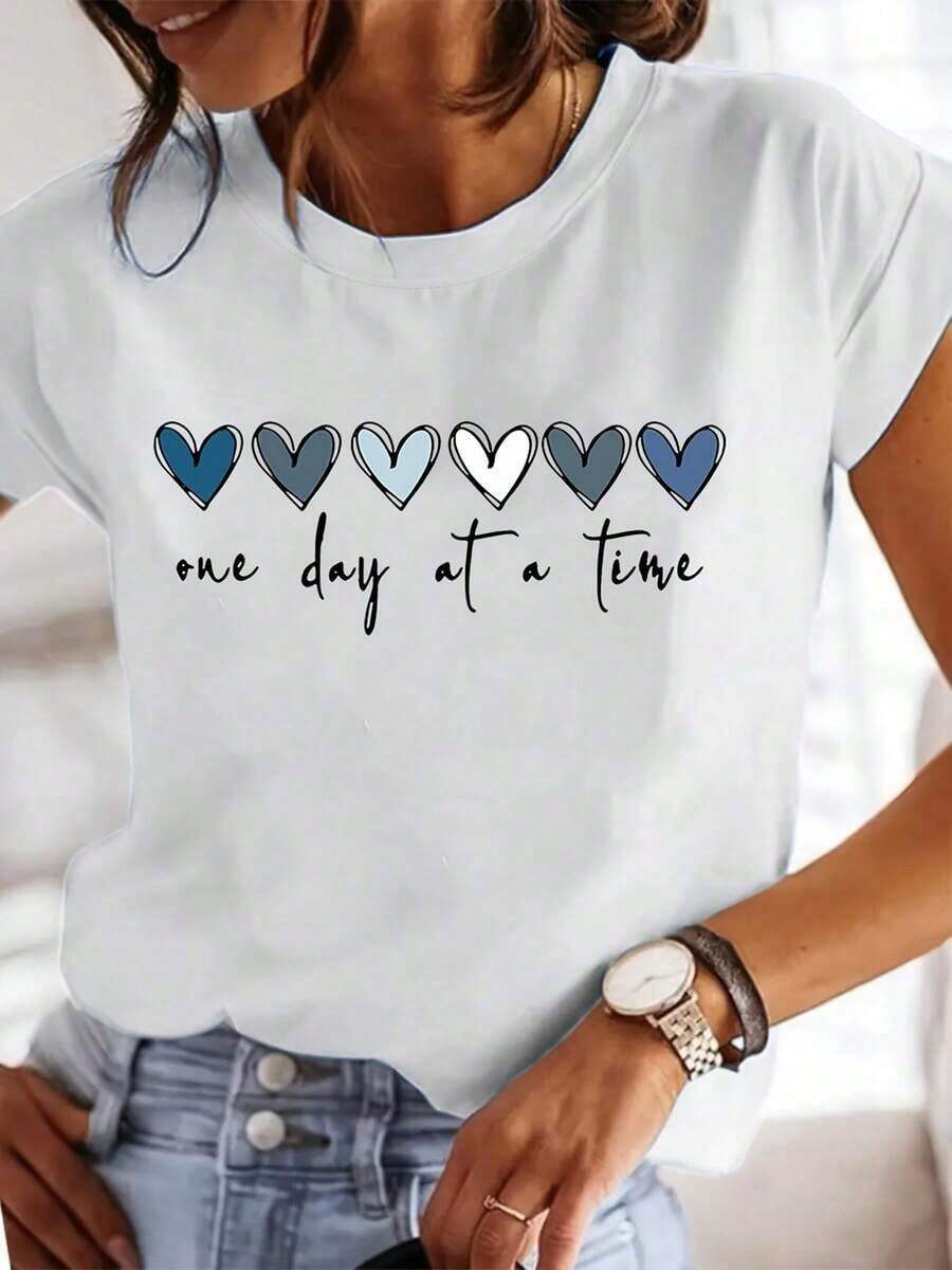 Casual T-Shirt: A Monogrammed Print T-Shirt For Everyday Wear, Perfect For Casual Spring And Summer Outings, Featuring Short Sleeves And A Crew Neck Design. Graphic Print T-Shirt For Women, Summer T-Shirt, Casual T-Shirt, Summer Tops, Summer Outfits For Women. 100% Cotton. Durable. - 白色 - 查看 1