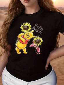 Two Adorable Friends Holding Large Sunflowers Symbolize Joy And Pure Friendship With Warm Colors That Convey Positive Energy And Tenderness. This Comfortable And Soft Women's T-Shirt Is Ideal For Everyday Casual Wear. - 黑色 - 查看 6