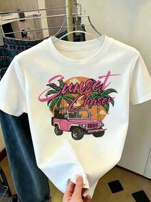 Women's White Cotton T-Shirt With A Retro Tropical Print "Sunset Chaser", Featuring A Pink Vehicle, Palm Trees, An Orange Sunset, And Pink Typography. It Has A Summery, Playful, And Adventurous Style, Ideal For Everyday Wear, The Beach, Vacations, And Casual Summer Looks. - 白色的 - 查看 6