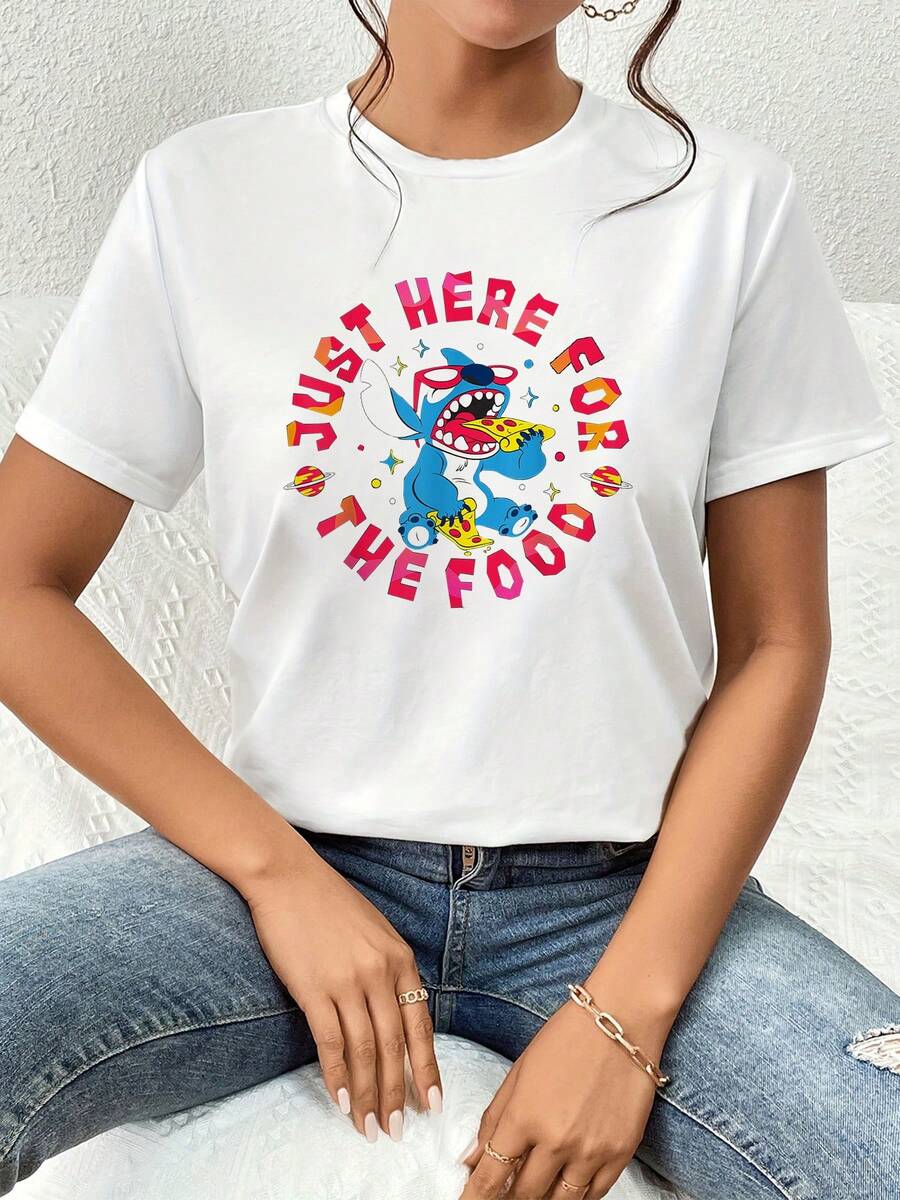Tiburón azul caricaturesco comiendo pizza con gafas rojas expresa humor y actitud divertida con letras coloridas que transmiten energía positiva ideal para personas alegres camiseta de mujer - Blanco - Ver 1