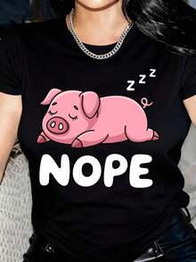 New Arrivals For Summer. Sleeping Pig Print T-Shirt With NOPE Text, Short Sleeve, Round Neck, Casual Top For Summer And Spring, Women's Clothing, Spring Fashion, Everyday Top, Funny T-Shirt, Graphic T-Shirt, Comfortable Fit, Lightweight Material, Printed T-Shirt, Women's T-Shirt, Adults, Relaxed Style Blouse, Shirt > Beautiful. - 黑色 - 查看 1
