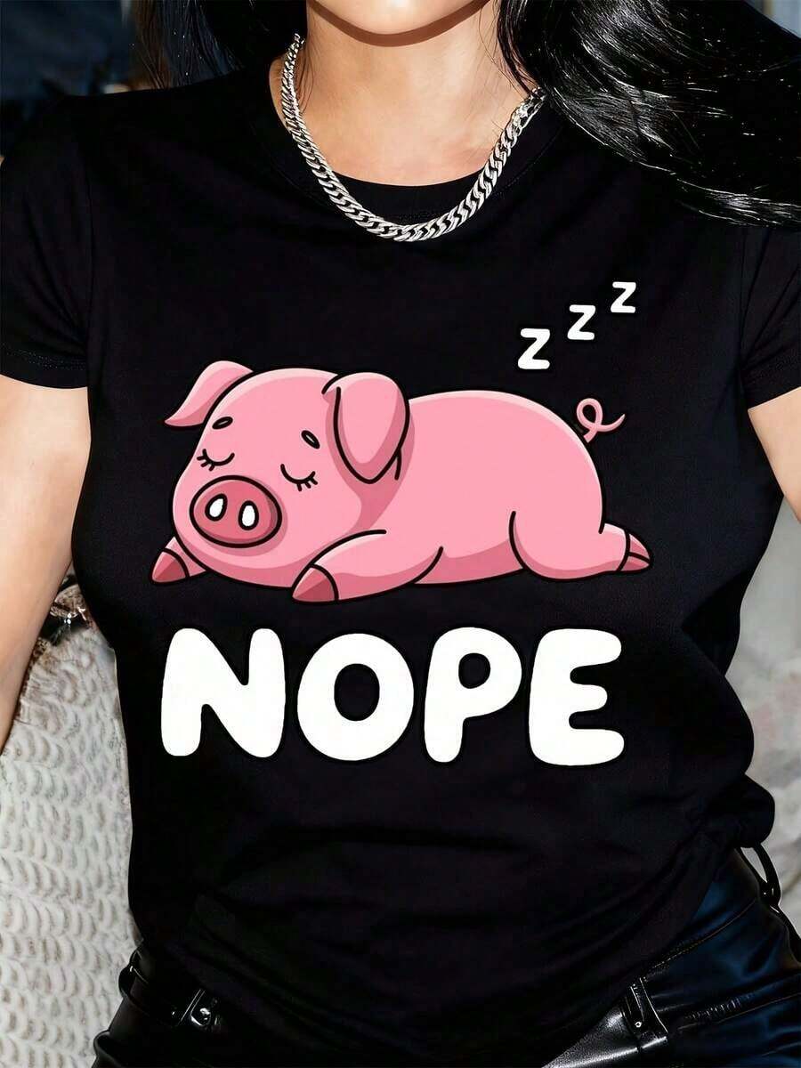 New Arrivals For Summer. Sleeping Pig Print T-Shirt With NOPE Text, Short Sleeve, Round Neck, Casual Top For Summer And Spring, Women's Clothing, Spring Fashion, Everyday Top, Funny T-Shirt, Graphic T-Shirt, Comfortable Fit, Lightweight Material, Printed T-Shirt, Women's T-Shirt, Adults, Relaxed Style Blouse, Shirt > Beautiful. - 黑色 - 查看 1