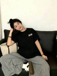 Women's Casual Cotton T-Shirt, Short Sleeve And Round Neck, With A Cute Print On The Back, Perfect For Everyday Wear, Regular Length, With Moderately Elastic Fabric, Cute And Casual Style. - 黑色 - 查看 2
