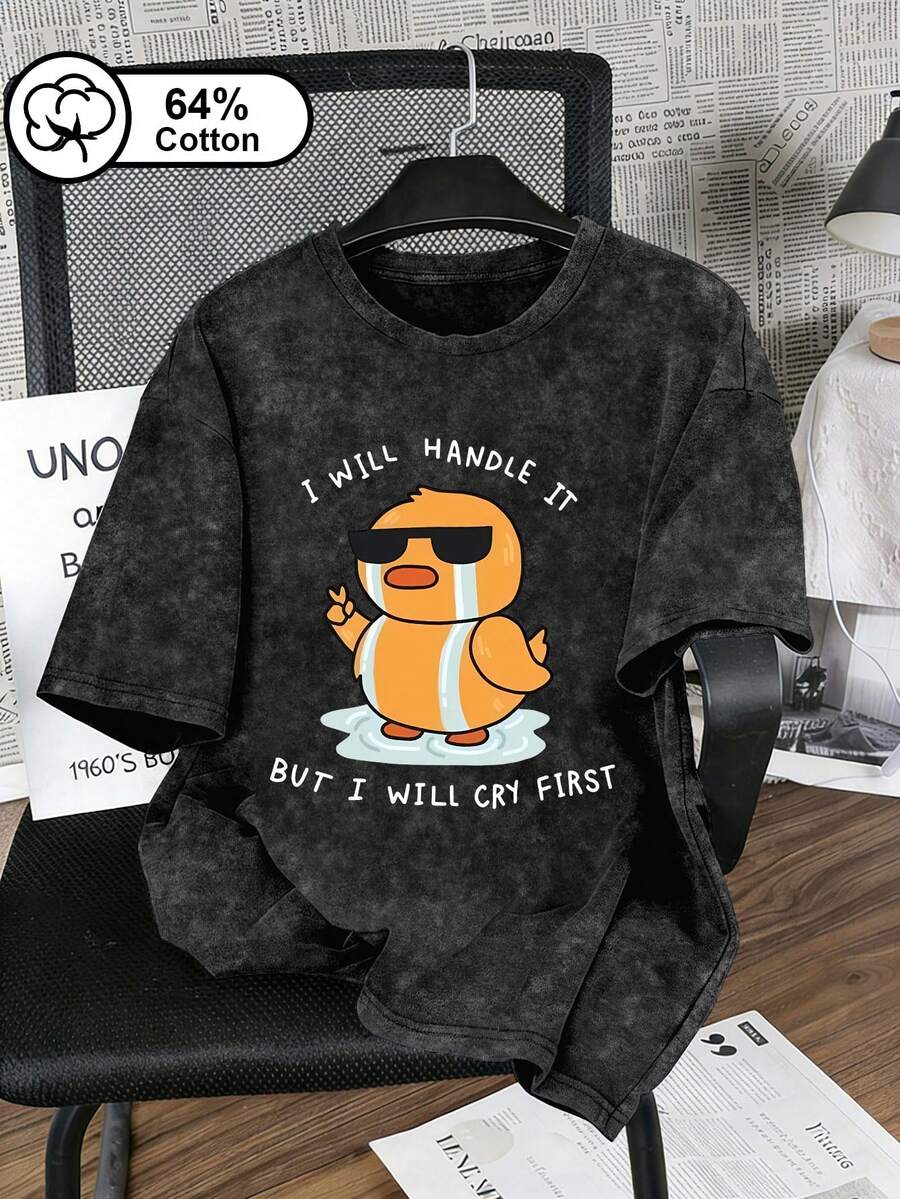 这款大码女式休闲日常T恤印有趣味标语“我会处理,但我会先哭”,并配以酷炫的和平手势,图案包括两颗大大的眼泪和一个黄色小鸭子,复古雪花水洗大码短袖T恤,休闲运动风,适合“上班族”穿着,适合户外穿着,夏季女装,图案印花。黑色 - 黑色 - 查看 1