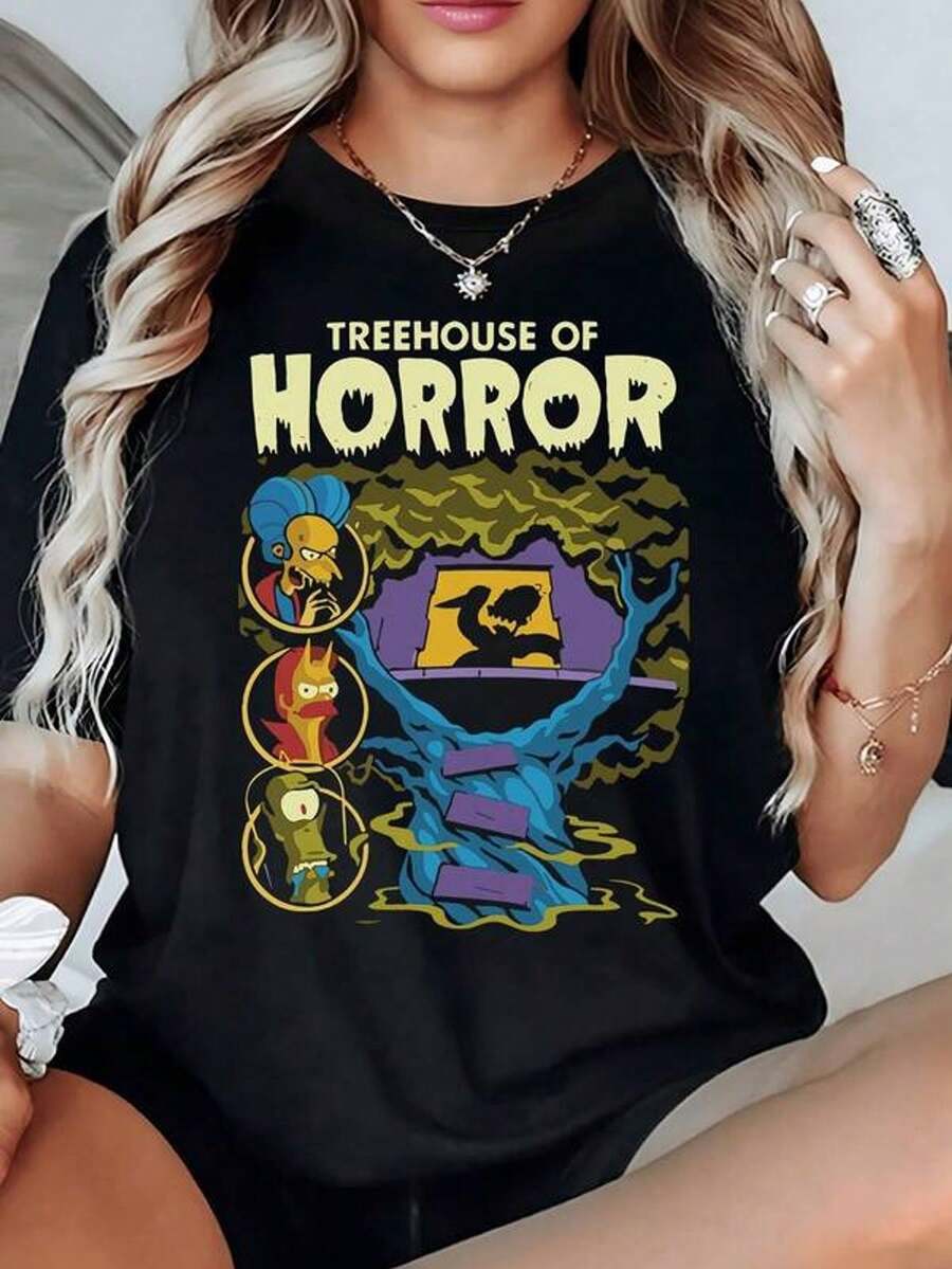 Tree House Wrapped In Twisted Branches With Three Cartoonish Creatures Framed Evoking Mystery. Women's T-Shirt, 100% Cotton, 220g - 黑色 - 查看 1