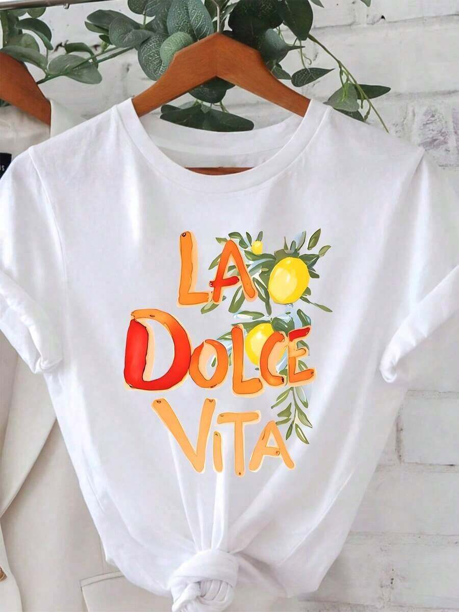 1 pieza Camiseta con estampado gráfico La Dolce Vita, manga corta, cuello redondo, top casual para primavera y verano, ropa de mujer con diseño vibrante de limones, corte relajado, base blanca con texto colorido, perfecta para atuendos casuales, moda de primavera, ropa de verano, diseño vibrante, diseño divertido, ajuste cómodo, tela suave, camiseta estampada, blusa elegante, guardarropa de verano, 180g 100% algodón, todos los diseños están impresos. Unisexo. - Blanco - Ver 1