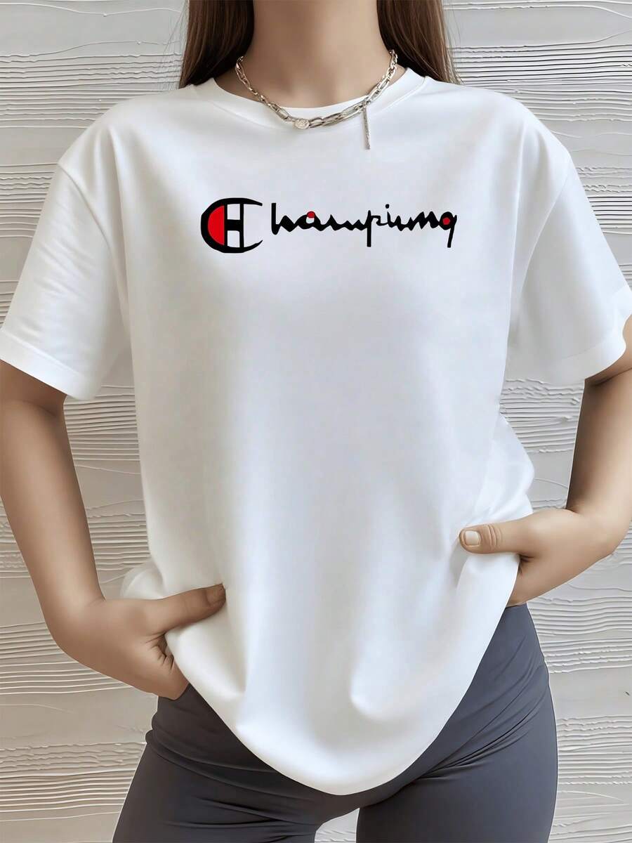 Símbolo gráfico que combina una letra estilizada con un trazo curvado en rojo y negro que evoca energía y movimiento moderno camiseta de mujer blanca casual con estampado minimalista y toque urbano - Blanco - Ver 1