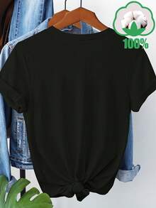 Una camiseta de manga corta 100% algodón con un brillante estampado de urracas en negro, blanco y azul posadas entre ramas de árboles con bayas doradas. Se puede usar sola para salidas diarias, combinada con una chaqueta para un look en capas, o para viajes y actividades de ocio. Es cómoda y no restringe los movimientos, adecuada para reuniones de amigas y diversos estilos y entornos. Es ideal para quienes buscan individualidad y un estilo natural. 14844-Camiseta unisex de algodón de manga corta y cuello redondo estilo vintage para mujer. blusas.blusas casuales para dama. - Negro - Ver 2