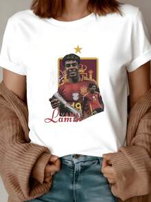 Figure Of A Player In A Red And Gold Uniform Holding A Ball Against A Background Of Gold Stars And Crowns, A Symbol Of Sports Pride. Women's Casual, Modern, Comfortable T-Shirt For Everyday Wear. - 白色 - 查看 1