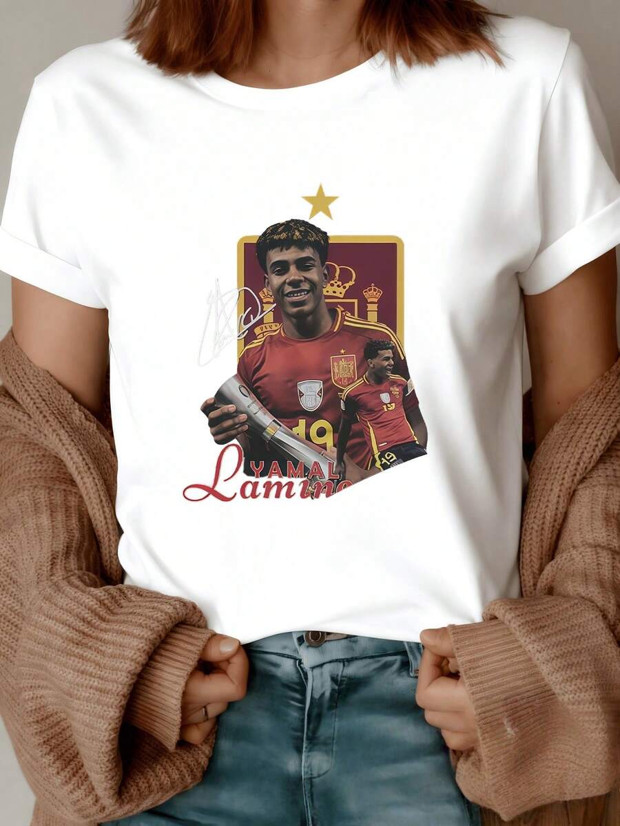 Figure Of A Player In A Red And Gold Uniform Holding A Ball Against A Background Of Gold Stars And Crowns, A Symbol Of Sports Pride. Women's Casual, Modern, Comfortable T-Shirt For Everyday Wear. - 白色 - 查看 1