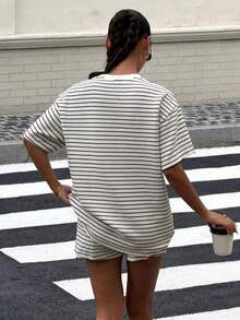 2026   Set de 2 piezas de outfit casual de camiseta de manga corta a rayas negras y blancas con pantalones cortos - Albaricoque - Ver 2