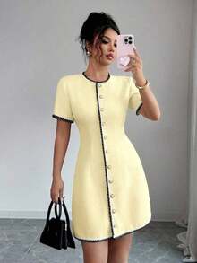 Elegante vestido casual de negocios con cuello redondo, cintura entallada y mangas cortas con botones delanteros, adecuado para primavera y verano - Amarillo claro - Ver 6