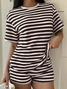 Set de 2 piezas de outfit casual de camiseta de manga corta a rayas negras y blancas con pantalones cortos - Marrón - Ver 6