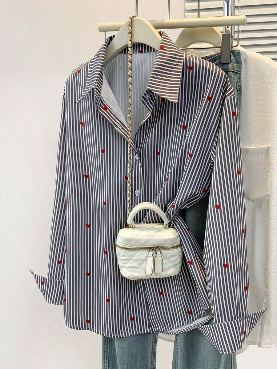Blusa de mujer con cuello polo, estampado de corazones y rayas - Camisa casual de manga larga con botones, adecuada para uso diario en primavera, verano y otoño - Rayas grises - Ver 1