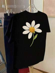 Women's Short-Sleeved T-Shirt With A Daisy Print On Both The Front And Back. It Has A Relaxed, Casual Fit, Is Breathable And Comfortable, And Features A Round Neck. Suitable For Summer, Versatile For Everyday Wear, And Ideal For Urban Outings And Streetwear Style. - 黑色 - 查看 2