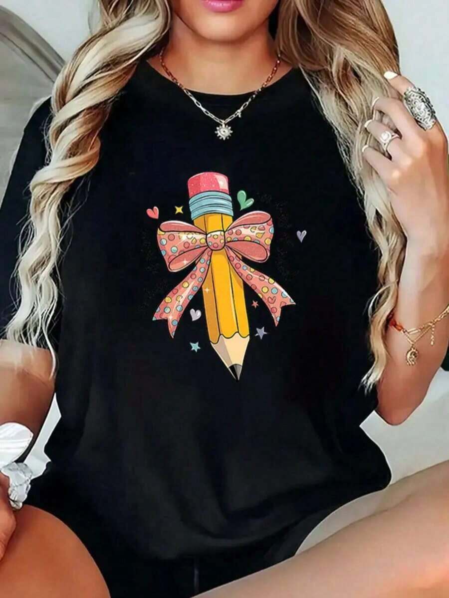 Free Shipping, Local Delivery In Mexico. Delivery To T-Shirt In 4 Days With A Bow Print Formed By A Pencil, Notebook Papers And An Apple In The Center, Elements That Represent A Teacher And Back To School, Colorful Happy Fun Design, Round Neck, Short Sleeve, Spring/Summer, Ideal For Daily Use, Going To School, Going To Work - 黑色鉛筆 - 查看 1