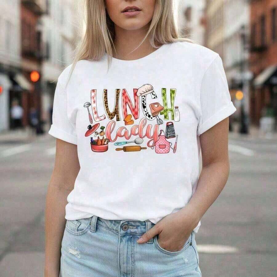 ComfortableGiftGiftGift1pc Women's Pure Cotton Graphic T-Shirt, Plus Sizes S-5XL, "Lunch Lady" Print, Short Sleeve, Casual Top, Soft And Comfortable For Everyday Wear, Loose Fit, Crew Neck, For School Cafeteria Workers, Food Service Staff, Chef Inspired Design, Summer T-Shirts, Summer Clothes, Summer Sets For Women, Summer Graphic Tees, Women's T-Shirts, Soft, Soft, Soft. Loose And Versatile Short Sleeve T-Shirt For Women - 白色的 - 查看 1