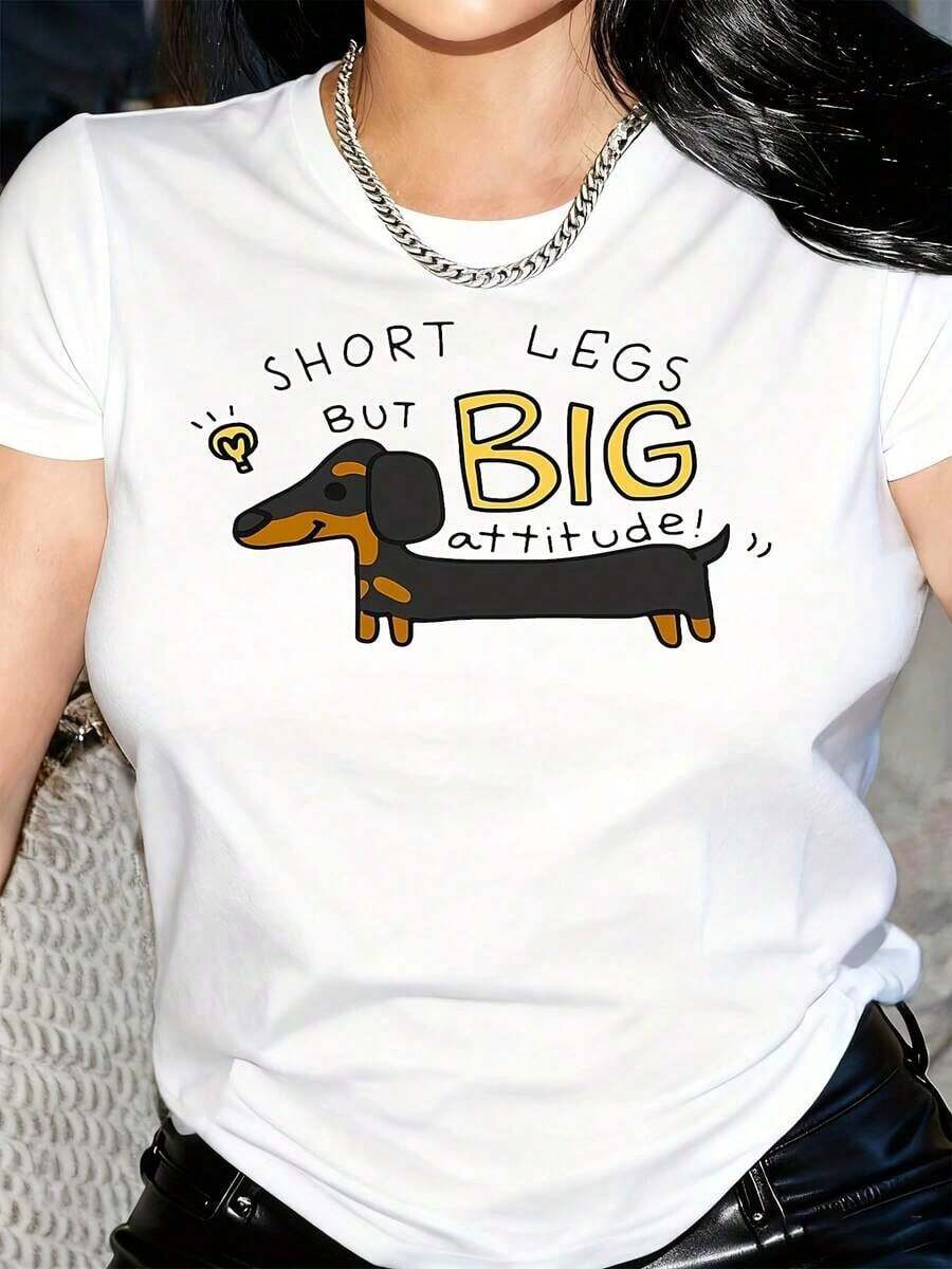 Nuevas llegadas para el verano. Camiseta Divertida con Gráfico de Dachshund para Mujer - Lema "Patas Cortas, Gran Actitud" y Estampado de Dachshund, Cuello Redondo Rosa Pastel, Camiseta Casual de Ajuste Cómodo para Todas las Temporadas, Regalo para Amantes de los Perros, Tela Suave Lavable a Máquina, Diseño Humorístico de Dachshund, Moda Femenina Juguetona y Elegante, Perfecta para Fiestas y Salidas Casuales. - Blanco - Ver 1