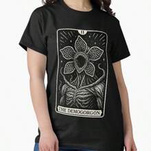 Haw kins 1983 Indiana png,  png, Retro 80's Movie png, Hawkings Club png,  Stranger 80s png, Sublimation d'objets à l'envers, 100% coton, col rond, manches courtes, style classique, t-shirt de concert, t-shirt imprimé graphique, confortable et décontracté, adapté à toutes les saisons, t-shirt de fête, t-shirt de couple, cadeau parfait. N°286 - Noir 5 - Voir 1