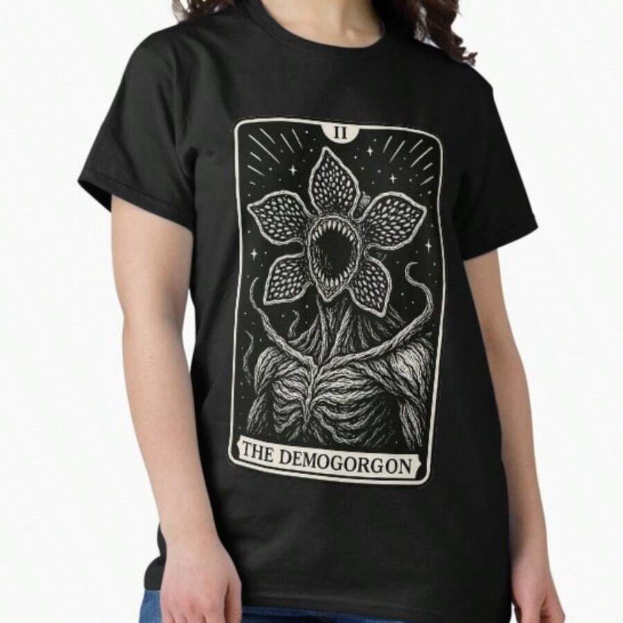 Haw kins 1983 Indiana png,  png, Retro 80's Movie png, Hawkings Club png,  Stranger 80s png, Sublimation d'objets à l'envers, 100% coton, col rond, manches courtes, style classique, t-shirt de concert, t-shirt imprimé graphique, confortable et décontracté, adapté à toutes les saisons, t-shirt de fête, t-shirt de couple, cadeau parfait. N°286 - Noir 5 - Voir 1