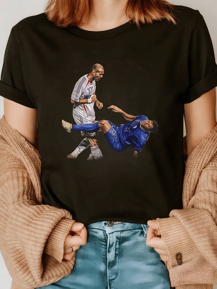 A Football Scene Depicting The Passion Of The Sport And The Moment Of An Intense Duel, Showcasing Strength And Determination. A Comfortable, Casual Women's T-Shirt For Everyday Wear, Modern And Original. - 黑色 - 查看 1