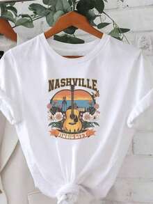Guitarra rodeada de flores con un paisaje urbano al atardecer que evoca la pasión por laúsica y la armonía entre naturaleza y ciudad camiseta de mujer casual cómoda y moderna para uso diario - Blanco - Ver 6